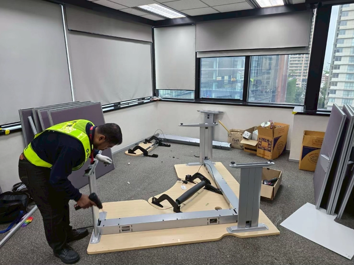 ผลงานการรื้อถอดขนย้ายประกอบติดตั้งเฟอร์นิเจอร์โต๊ะทำงาน